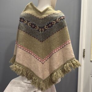 Girls Lands End Poncho
100% Lambswool
Medium